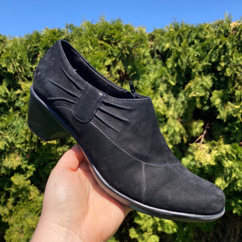 Clarks Ankle Slip On Boot Heeled Black Leather Women’s Size 9